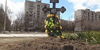 Мариуполь: Кресты на газонах и борщ во дворах